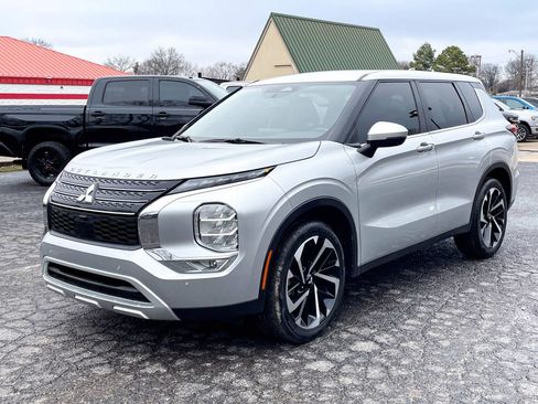 Used 2024 Mitsubishi Outlander SE image 1