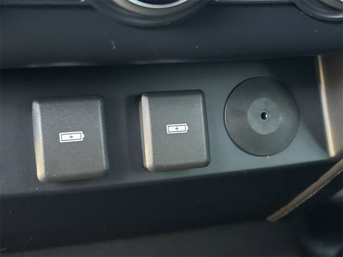 Used 2023 Land Rover Defender 130 X-Dynamic SE image 23