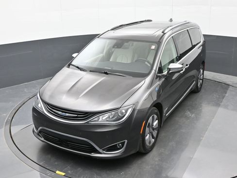 Used 2018 Chrysler Pacifica Limited w/ Advanced Safetytec Group FWD image 37