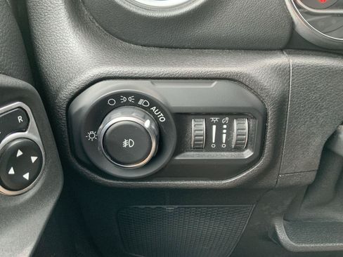 Used 2020 Jeep Wrangler Unlimited Sahara AWD/4WD image 29