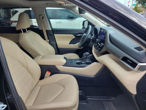 Used 2023 Toyota Highlander XLE FWD image 35
