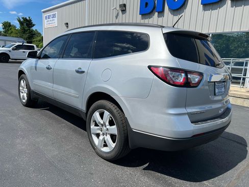 Used 2017 Chevrolet Traverse LT w/ Style and Technology Package FWD image 3
