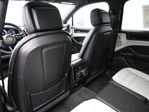Certified 2025 Porsche Cayenne AWD/4WD image 8