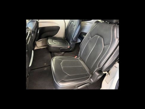 Used 2018 Chrysler Pacifica Limited w/ Tire & Wheel Group FWD image 17