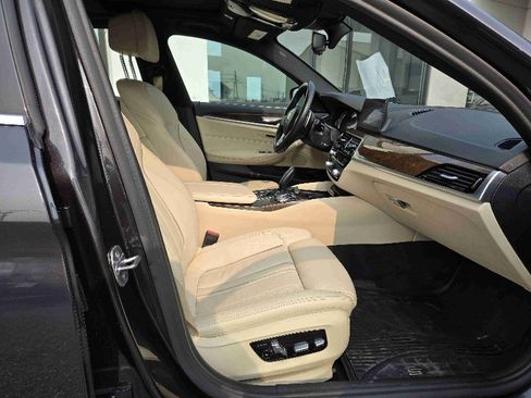 Used 2019 BMW 530i xDrive w/ Convenience Package image 12