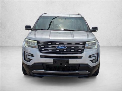 Used 2016 Ford Explorer XLT w/ Equipment Group 202A FWD image 2