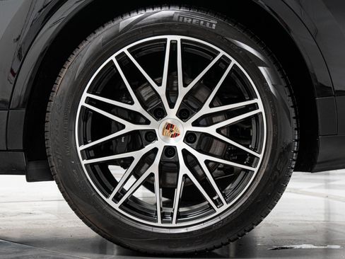 Used 2025 Porsche Cayenne AWD/4WD image 11