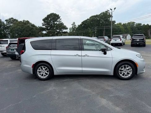 Used 2024 Chrysler Pacifica Touring-L FWD image 4