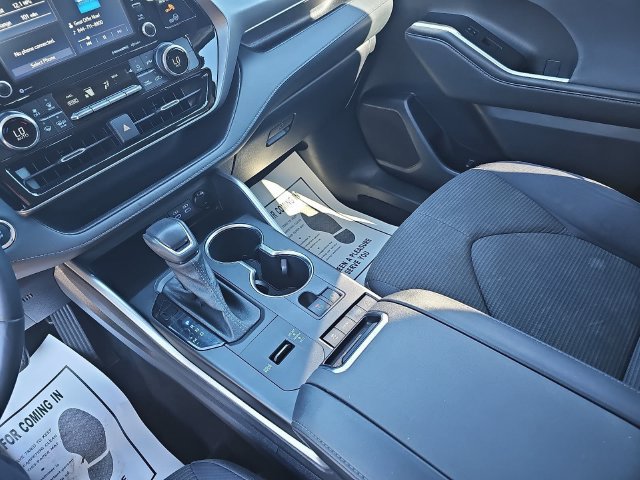Used 2022 Toyota Highlander LE FWD image 27