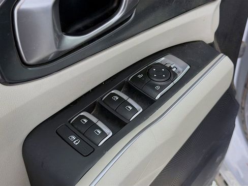 Used 2025 Kia Sorento S image 21
