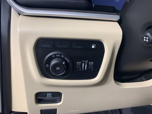 Used 2023 Jeep Grand Cherokee 4WD 4xe w/ Luxury Tech Group II image 17