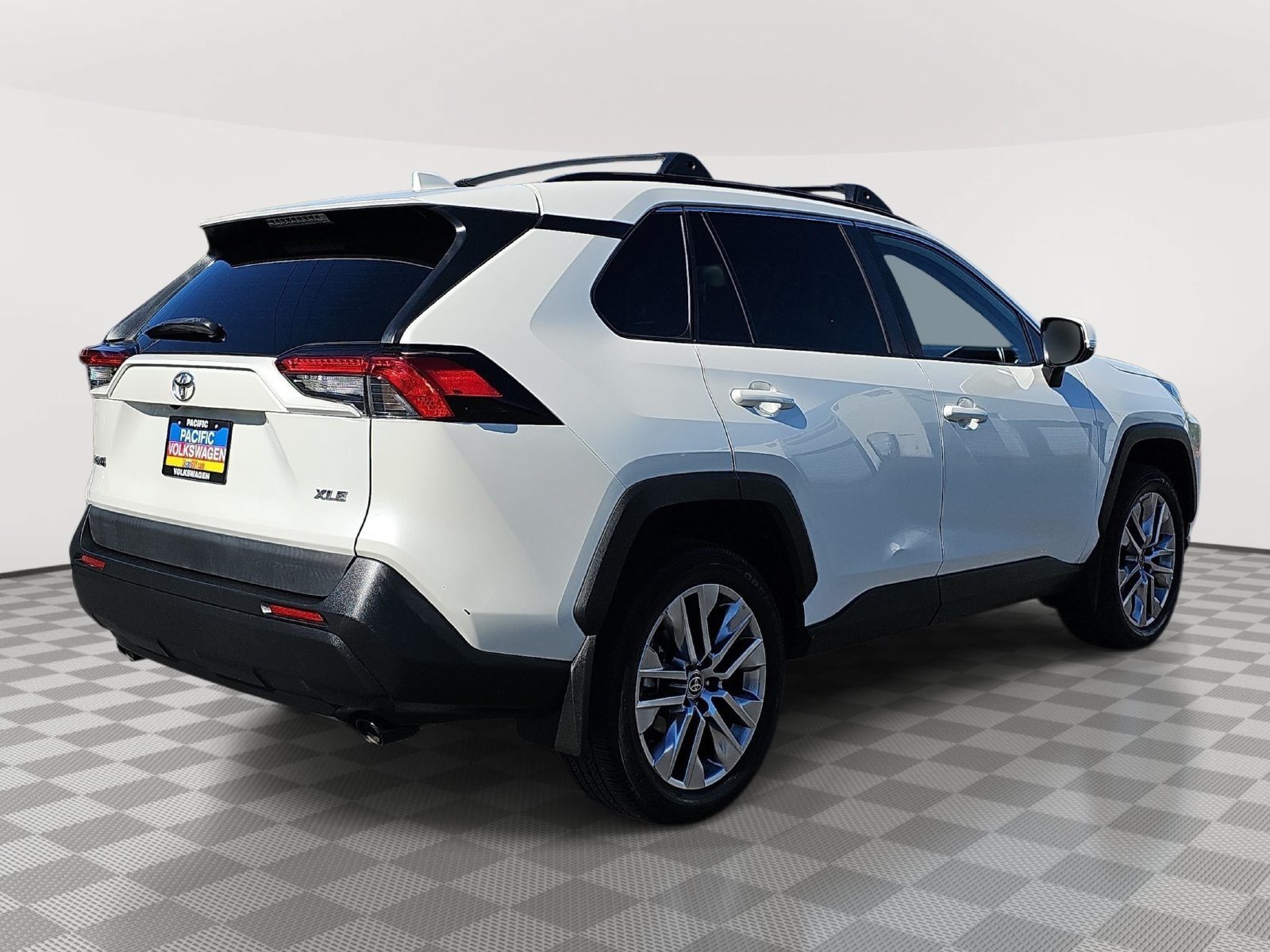 Used 2022 Toyota RAV4 XLE Premium FWD image 5