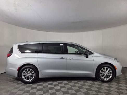 New 2026 Chrysler Pacifica Limited w/ Uconnect Theater Family Group FWD image 3