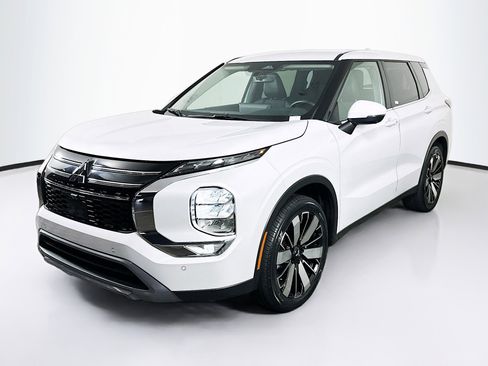 Used 2025 Mitsubishi Outlander SE FWD image 3