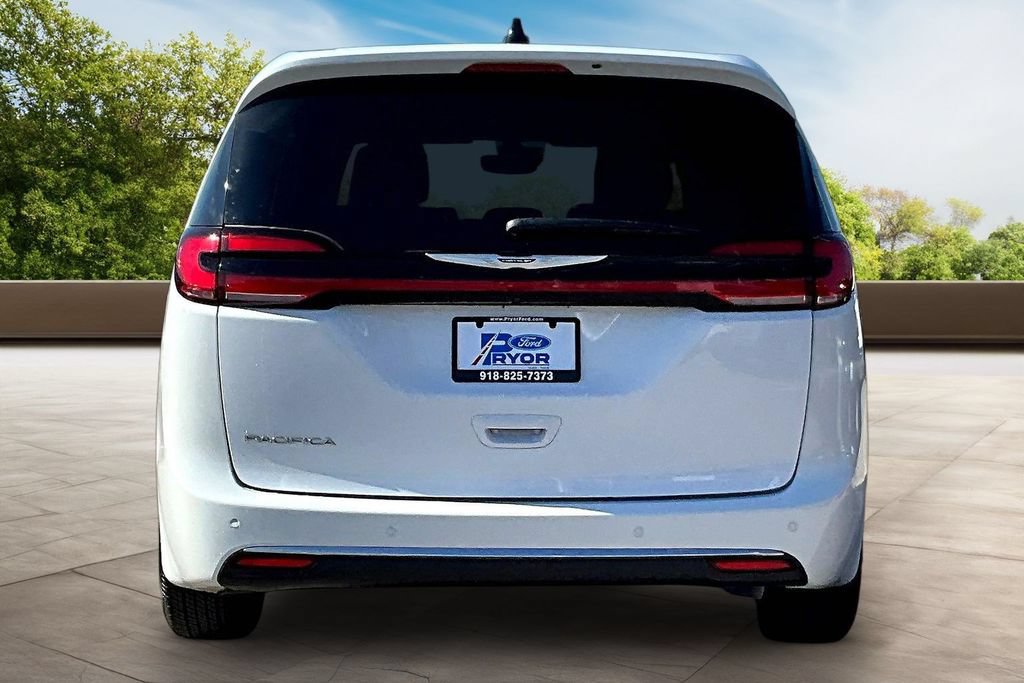 Used 2025 Chrysler Pacifica Select FWD image 4