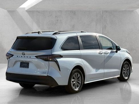 Used 2023 Toyota Sienna XLE image 5