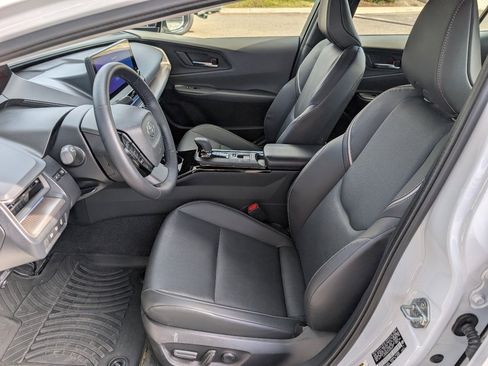 Used 2025 Toyota Prius XLE image 2