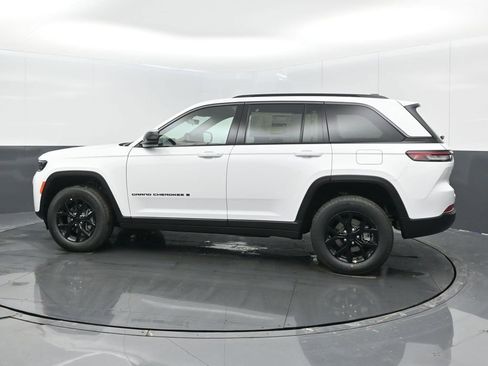New 2026 Jeep Grand Cherokee Laredo image 5