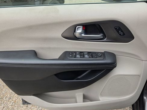 Used 2023 Chrysler Pacifica Touring-L FWD image 5