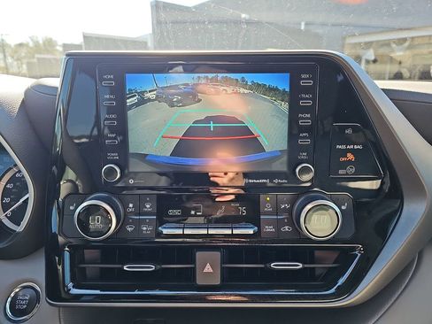 Used 2022 Toyota Highlander XLE image 28