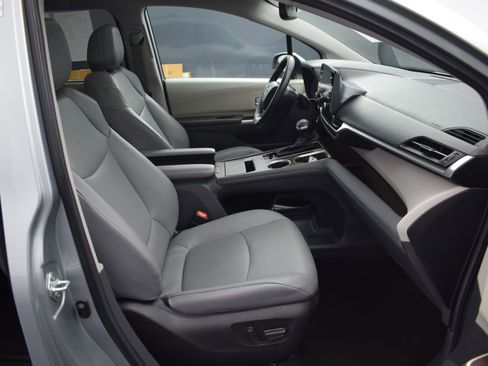 Used 2024 Toyota Sienna XLE image 10