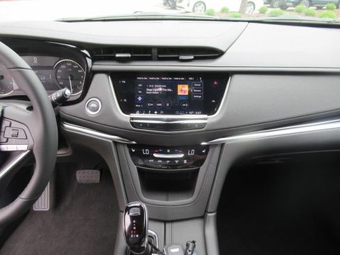 New 2025 Cadillac XT6 Luxury image 19