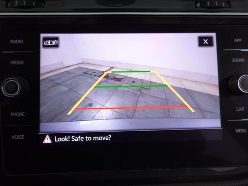 Used 2022 Volkswagen Tiguan SE w/ Panoramic Sunroof Package image 17