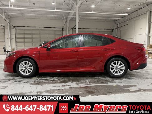 Used 2025 Toyota Camry LE image 6