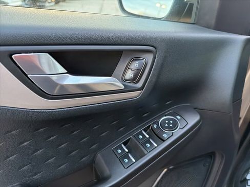 Used 2020 Ford Escape SE image 18