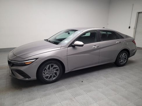 Used 2024 Hyundai Elantra Blue FWD image 2