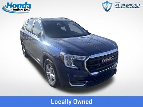 Used 2022 GMC Terrain SLE w/ Driver Convenience Package image 3
