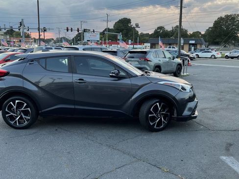 Used 2019 Toyota C-HR XLE image 7