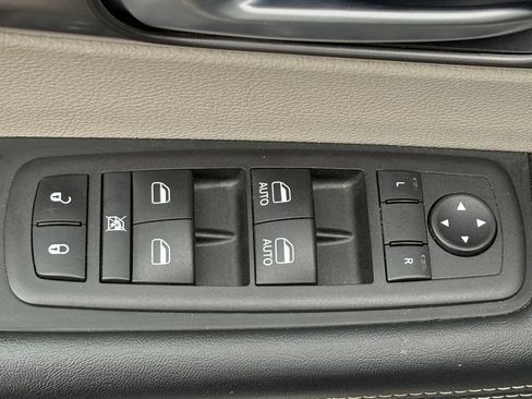 Used 2024 Chrysler Pacifica Limited FWD image 19
