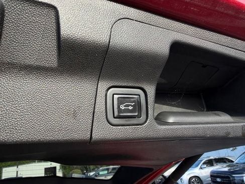 Used 2022 GMC Acadia SLE w/ Driver Convenience Package FWD image 21