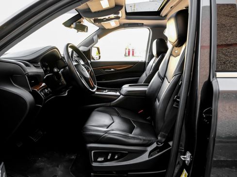 Used 2017 Cadillac Escalade Luxury AWD/4WD image 4