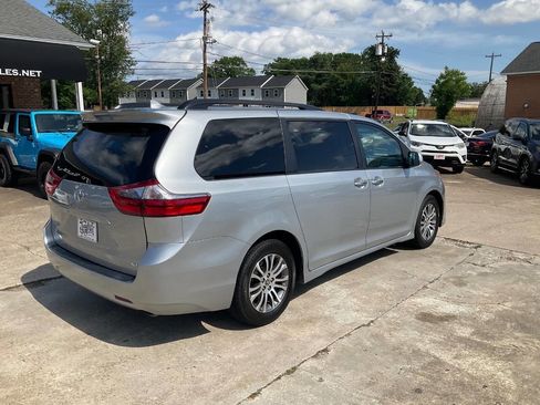 Used 2020 Toyota Sienna XLE FWD image 3
