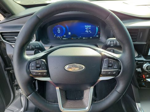 Certified 2021 Ford Explorer Platinum w/ Equipment Group 601A image 25