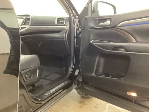 Used 2017 Toyota Highlander Limited Platinum AWD/4WD image 16