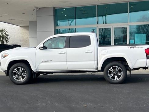 Used 2017 Toyota Tacoma TRD Sport image 7