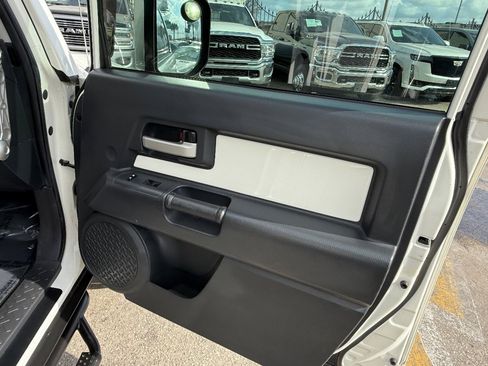 Used 2014 Toyota FJ Cruiser 4WD image 17