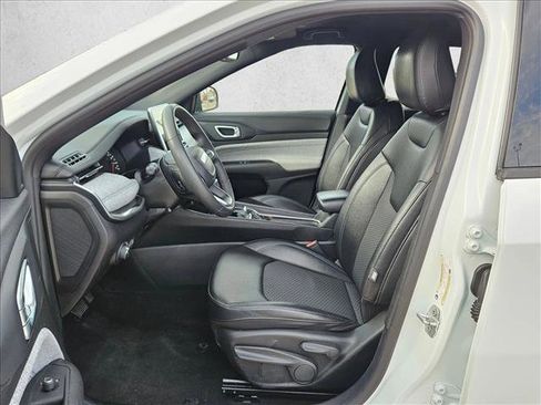 Used 2024 Jeep Compass Latitude image 16