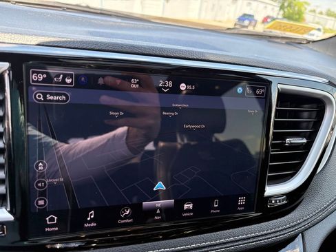 Used 2025 Chrysler Pacifica Limited FWD image 16