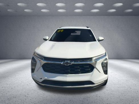 Used 2024 Chevrolet Trax LT w/ Driver Confidence Package FWD image 2