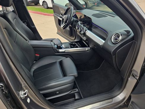 Used 2023 Mercedes-Benz GLB 250 4MATIC w/ Premium Package image 14