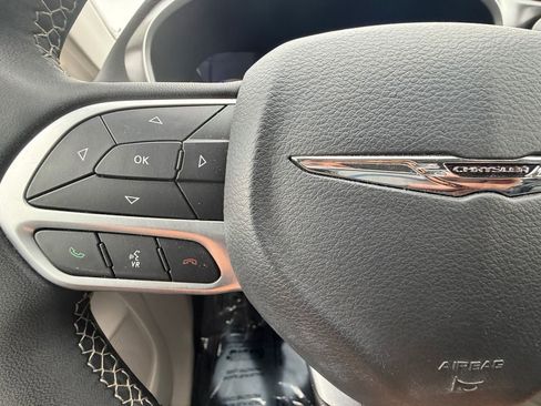 Used 2024 Chrysler Pacifica Limited FWD image 24