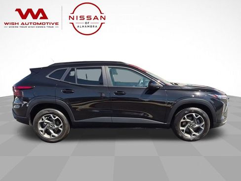Used 2025 Chevrolet Trax LT FWD image 4