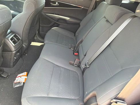Used 2019 Kia Sorento FWD V6 image 16