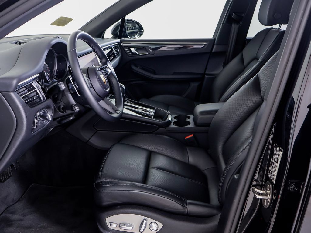 Certified 2024 Porsche Macan AWD/4WD image 5