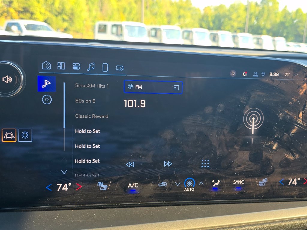 Certified 2025 Chevrolet Traverse LT FWD image 29