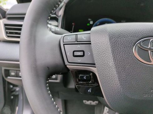 Used 2025 Toyota Camry SE w/ Convenience Package FWD image 18